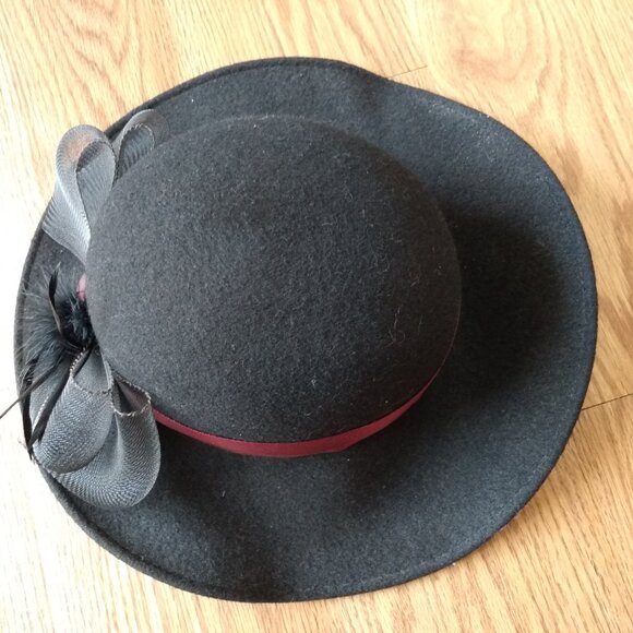 Vintage Black Wool Felt Hat w Large Mesh Bow, Burgundy Ribbon & Feathers 21.25" - Picture 4 of 9